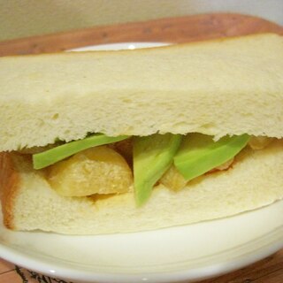 アボカドとさつま芋のサンドイッチ